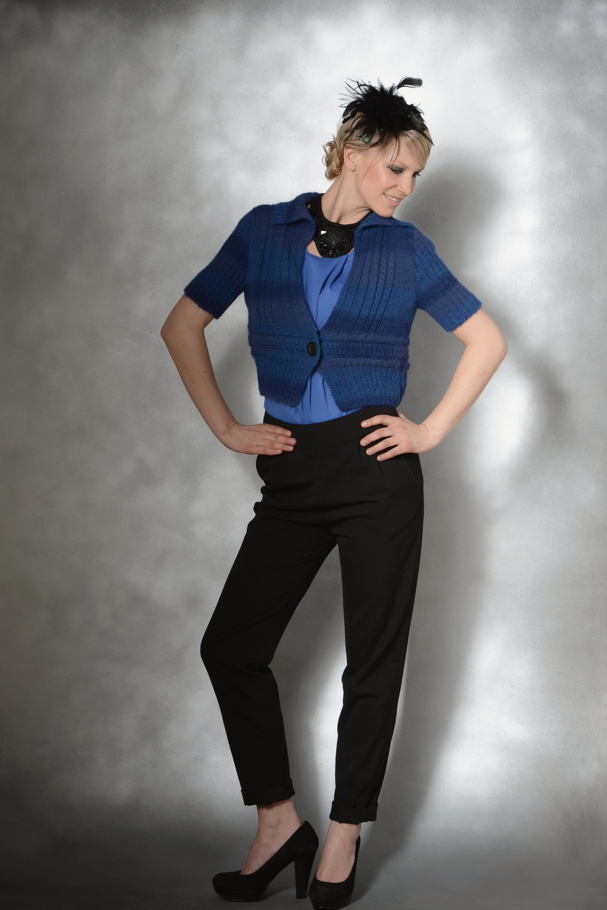 Jacke Karla, kurze Strickjacke mit Zopfmusterstreifen und Kurzarm, aus Mirasol Paqu Pura