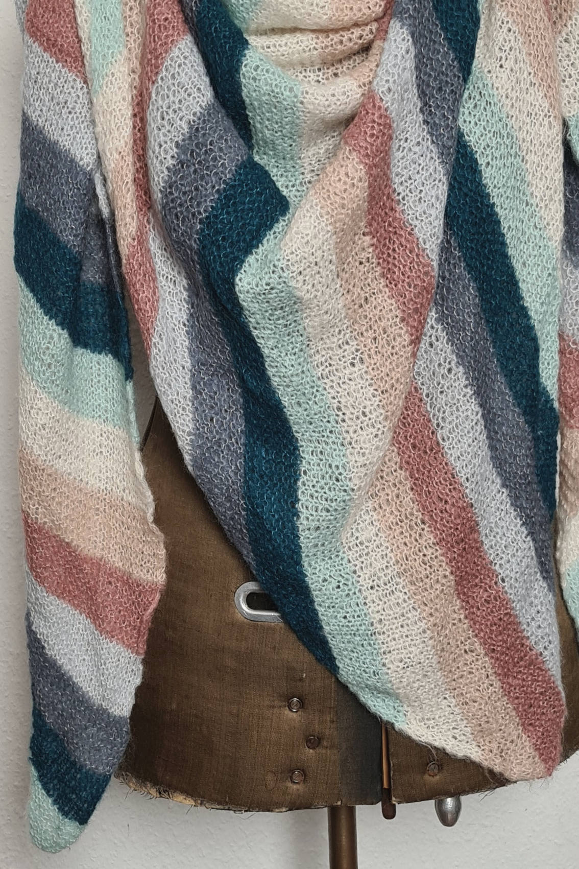 Tuch Claire, Detail