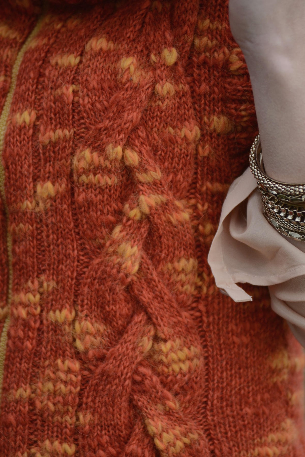 Weste Juna, Detail