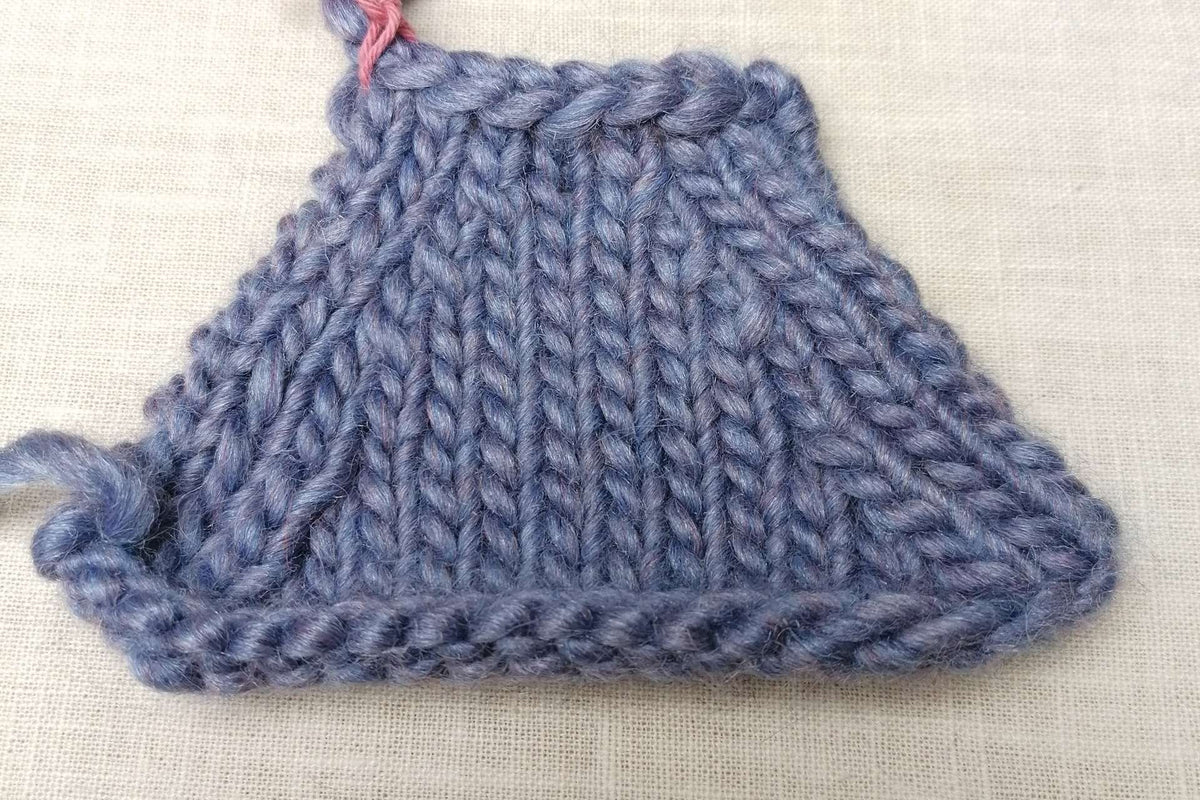 Blaue Strickprobe mit Abnahmen an beiden Seiten