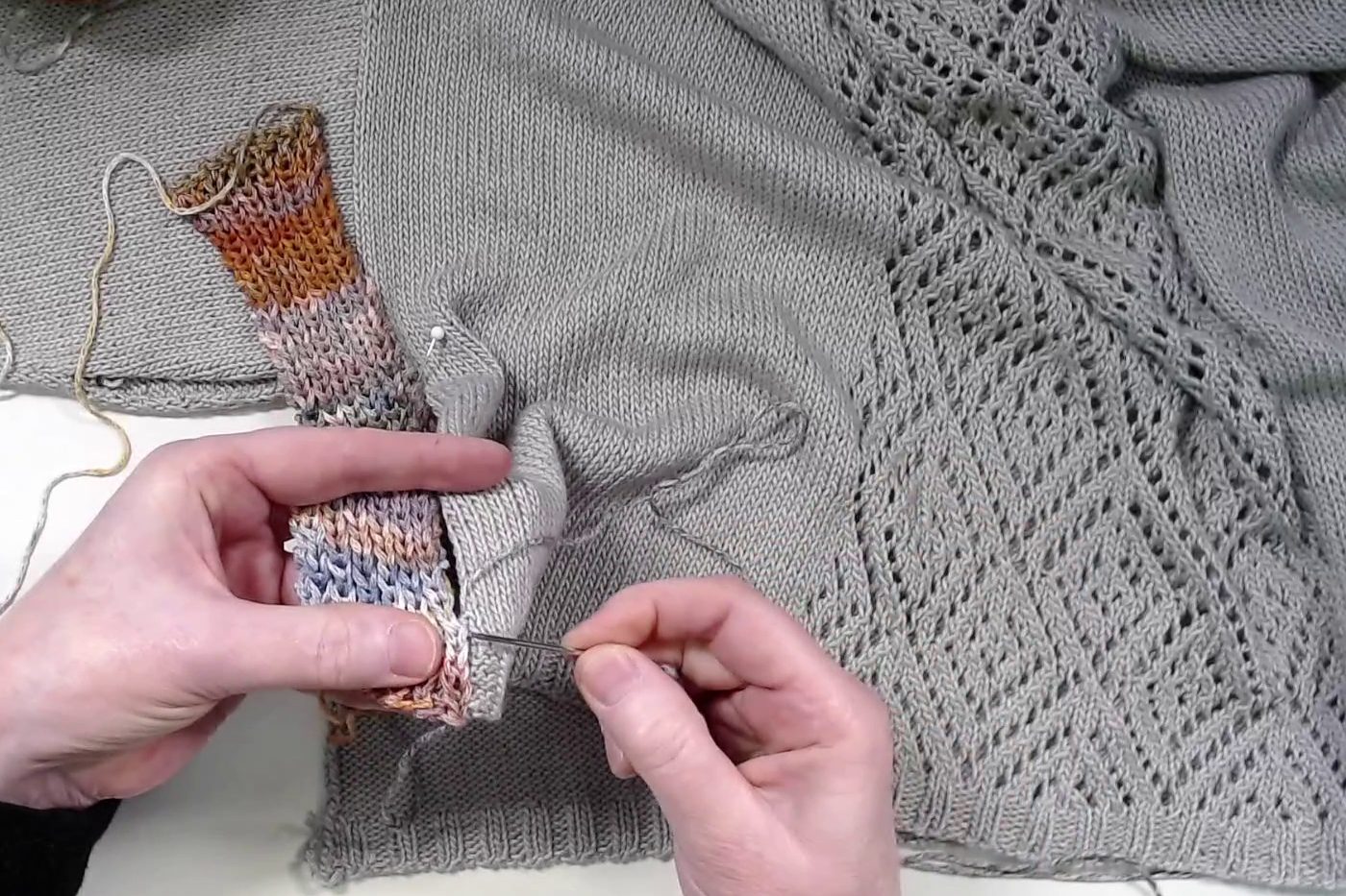 Ein gestreifter Kontraststreifen wird in die Seitennaht eines Pullovers genäht