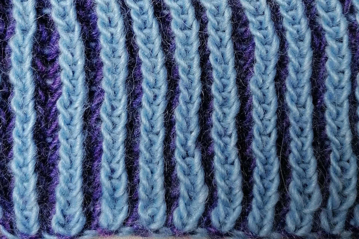 Zweifarbiges Brioche: hellblaue Patentrippen vor lilafarbenem Grund