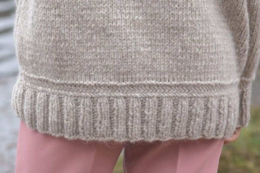 Fischgrätstreifen über dem Rippenbündchen von Pullover Pietra