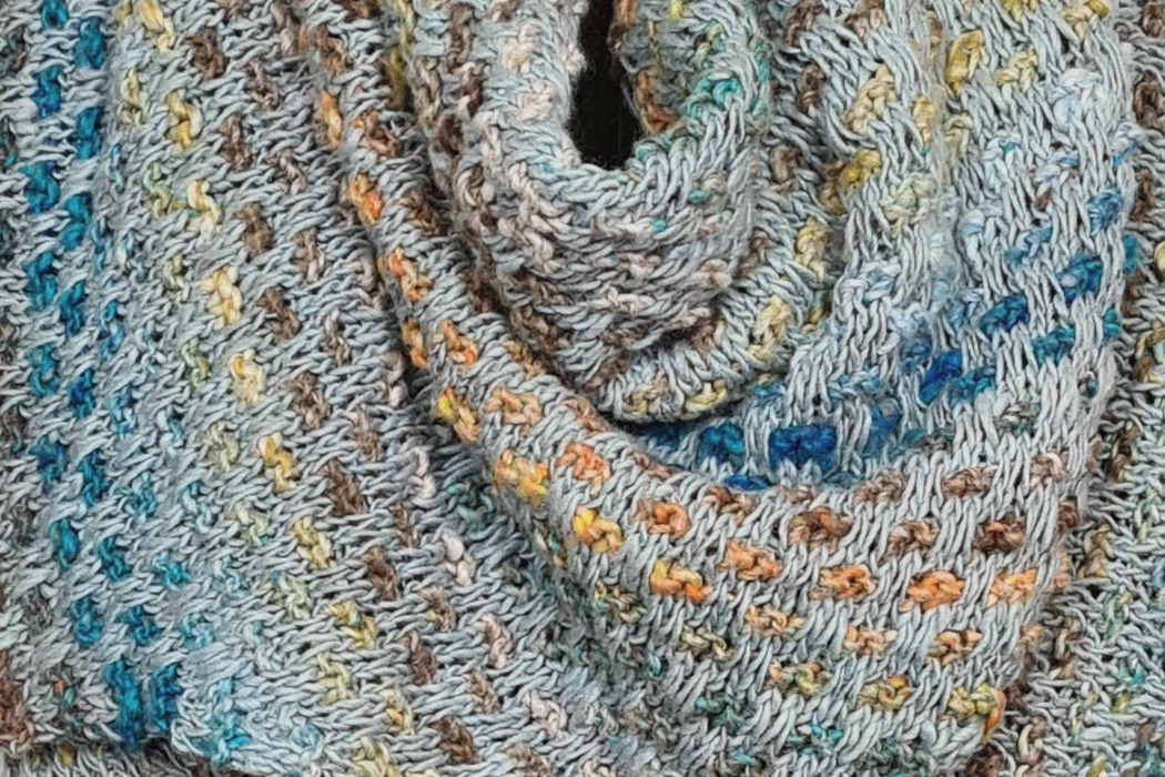 Detail des Hebemaschenmusters von Tuch Melody auf einer Büste