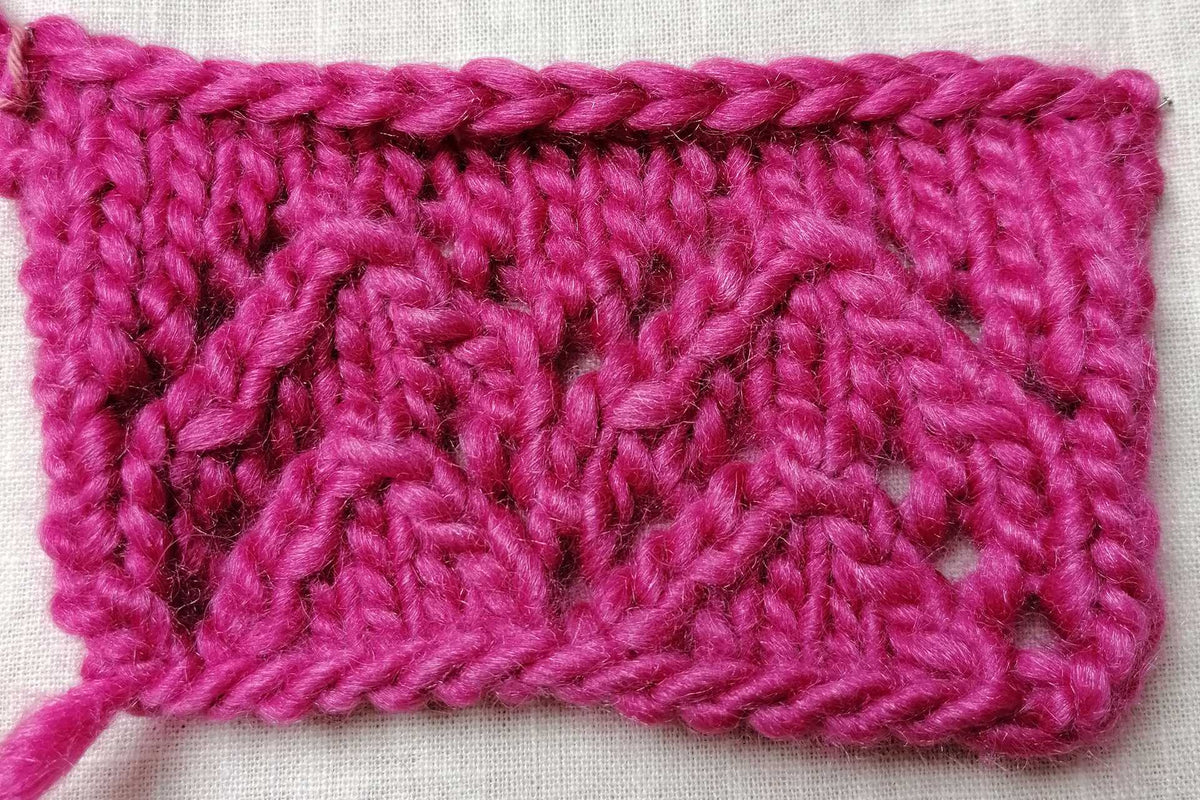 Lochmuster in Magenta mit doppelten Abnahmen und Umschlägen