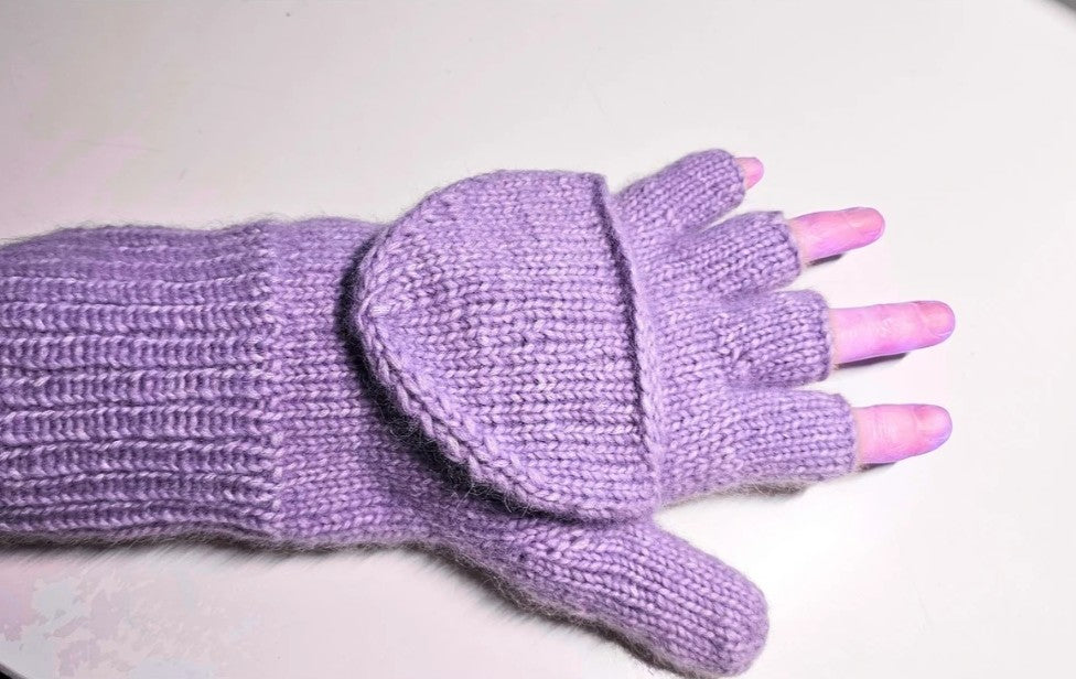 Gestrickter Marktfrauenhandschuh in Lila an der Hand, Klappe zurückgeschlagen, Finger frei