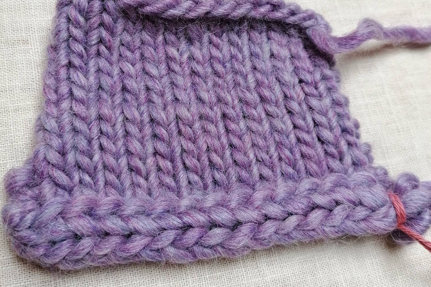Lila Strickprobe mit I-Cord-Abkettkante