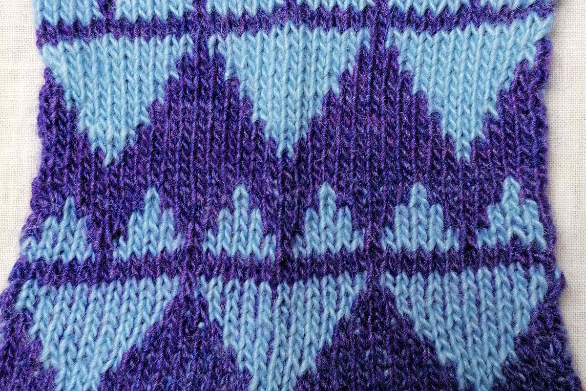 Mehrfarbig stricken: Jacquard-Probe mit hellen und dunklen Dreiecken