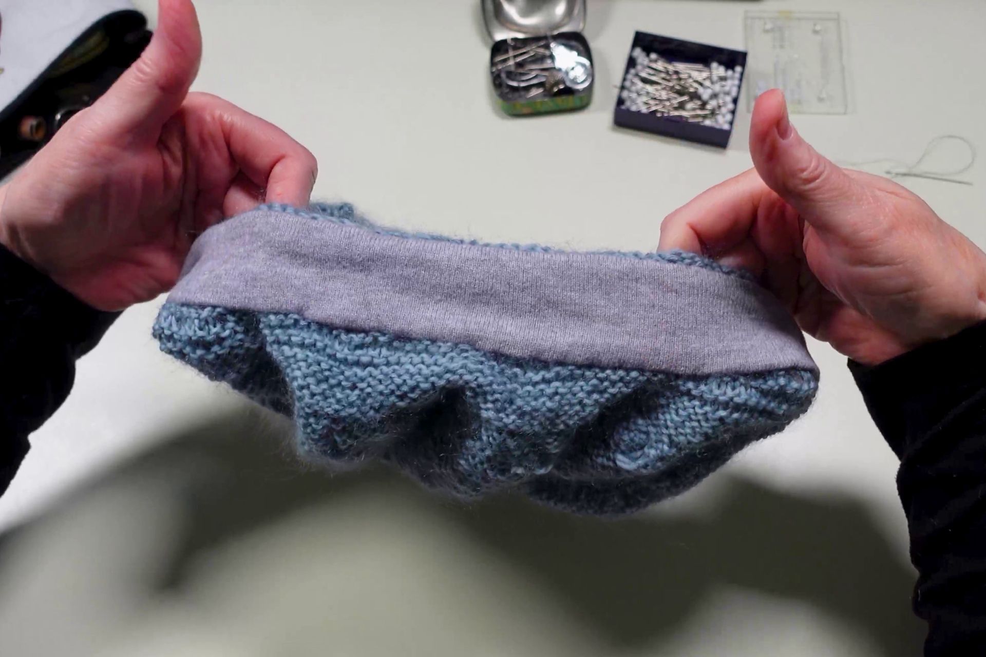 Gestrickte Baskenmütze mit eingenähtem Stirnband aus Jersey