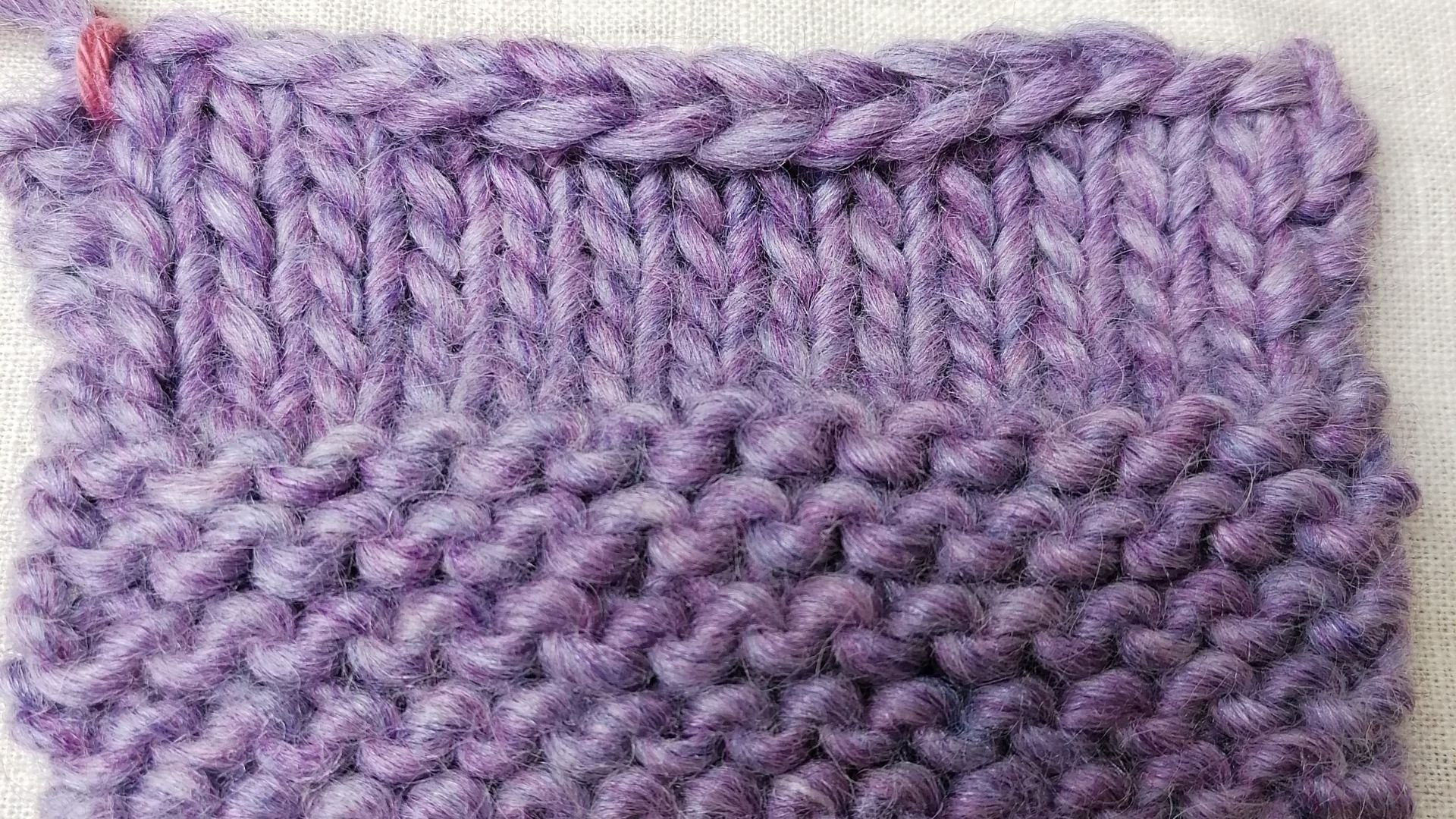 Rechte und linke Maschen stricken: so entstehen sie und so erkennst du sie
