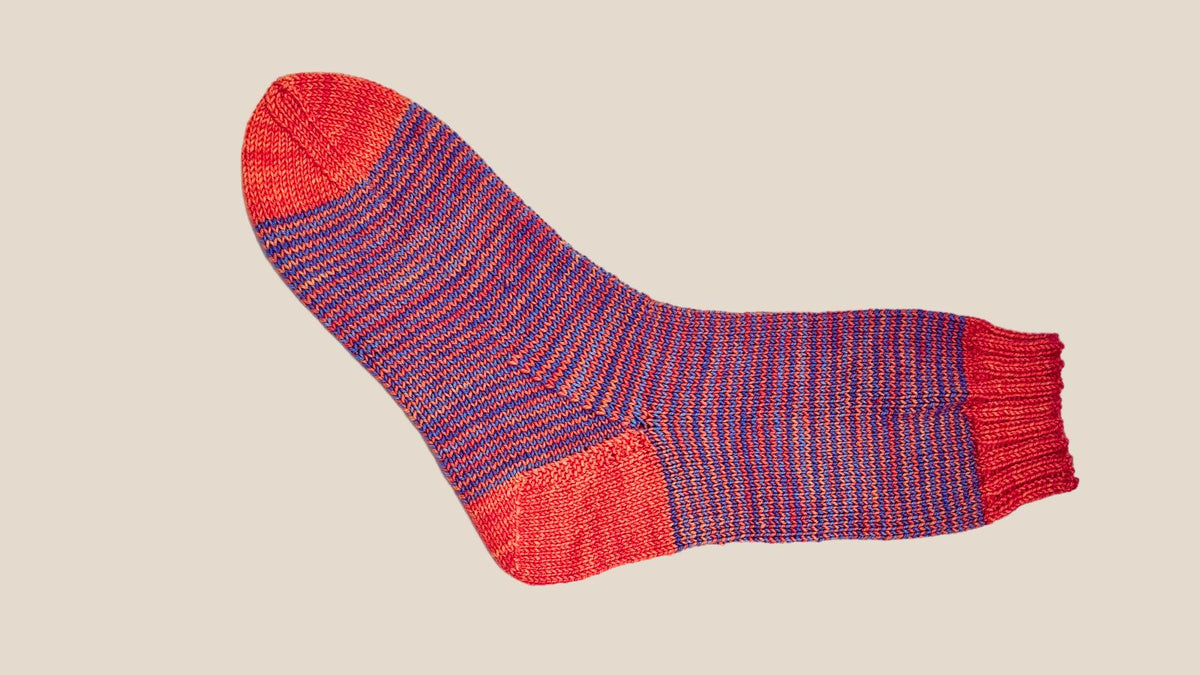 Rot-lila geringelte Socke mit roter Ferse, Spitze und Rippenbündchen