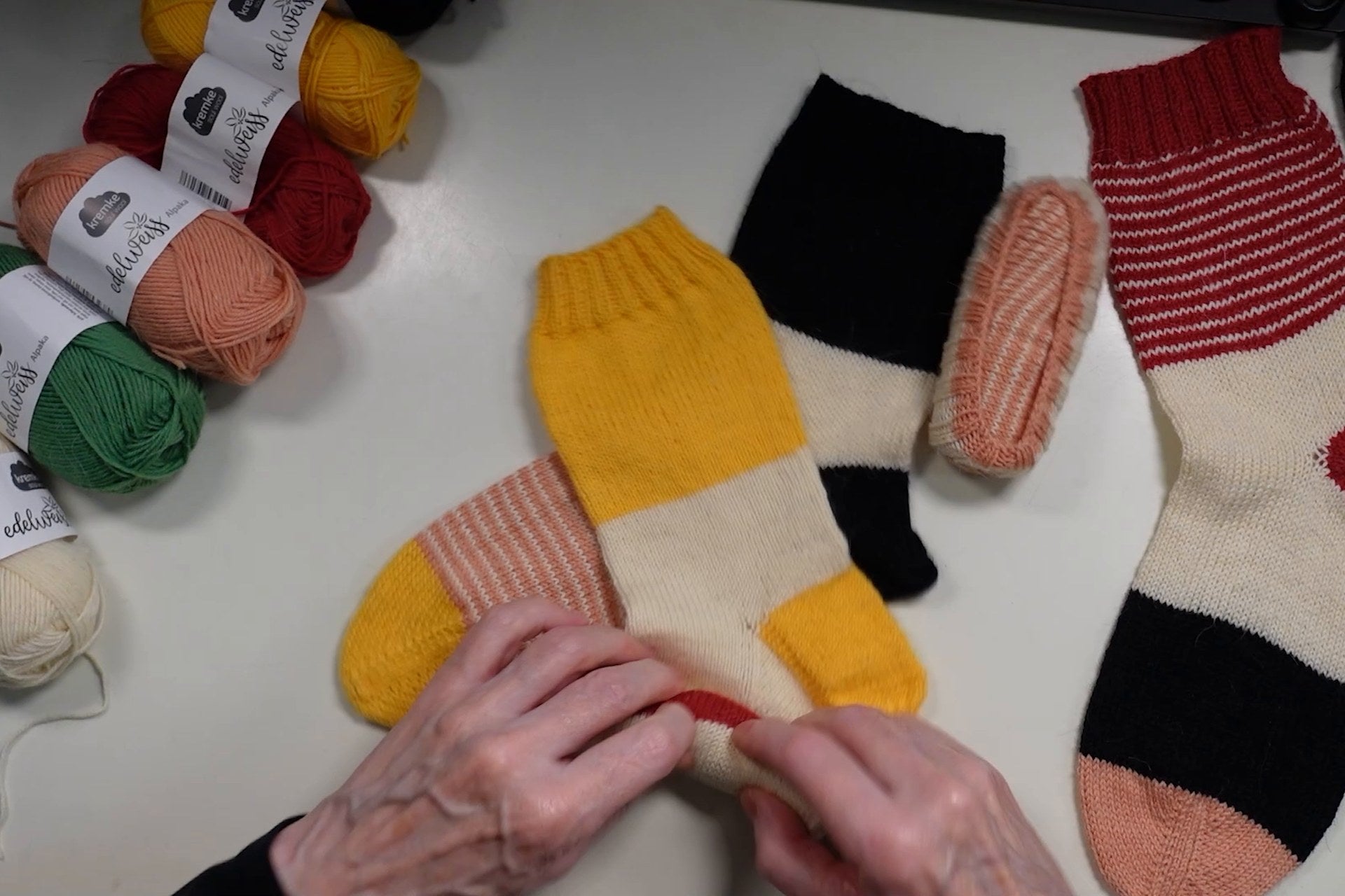 Fertige Toe-up-Socken aus der Color-Rolls-Kollektion mit Knäueln Edelweiss Alpaka
