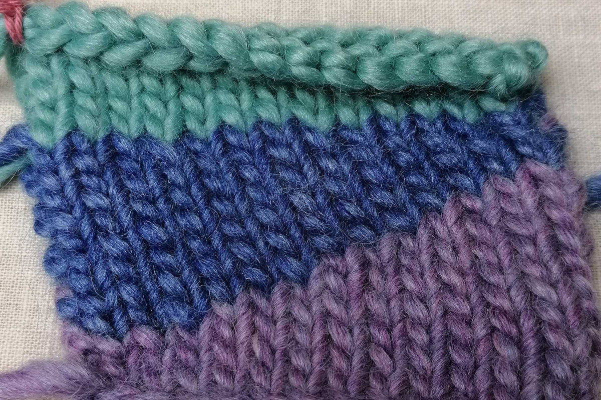 Strickprobe mit schrägen Farbflächen durch verkürzte Reihen