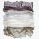 Kit Cobweb Kidsilk Shawl von Cowgirlblues in der Farbstellung Neutrals mit Anleitung und Projektbeutel