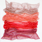 Kit Cobweb Kidsilk Shawl von Cowgirlblues in der Farbstellung Pinks and Reds mit Anleitung und Projektbeutel