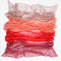 Kit Cobweb Kidsilk Shawl von Cowgirlblues in der Farbstellung Pinks and Reds mit Anleitung und Projektbeutel