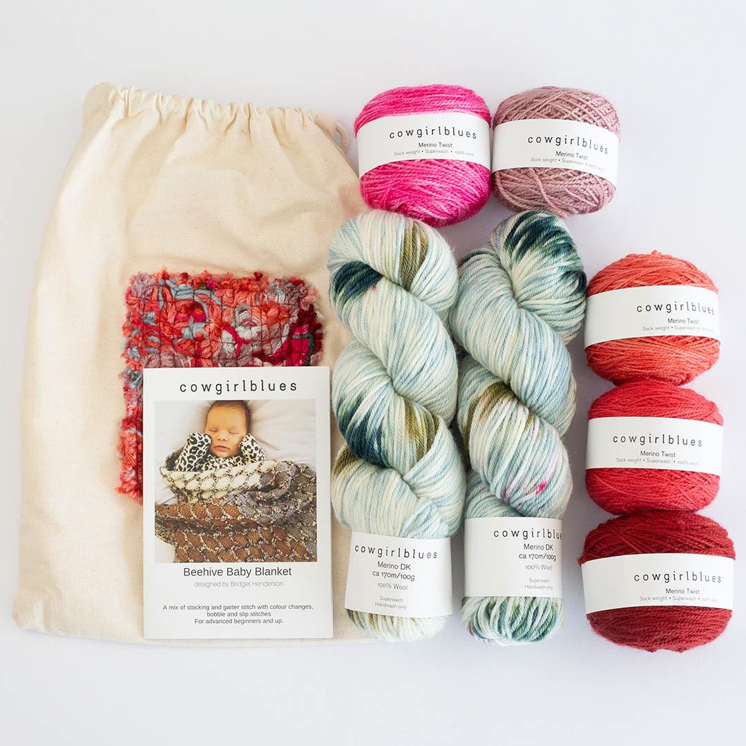 Kit Beehive Blanket von Cowgirlblues in der Farbstellung Red and Pink mit Anleitung und Projektbeutel