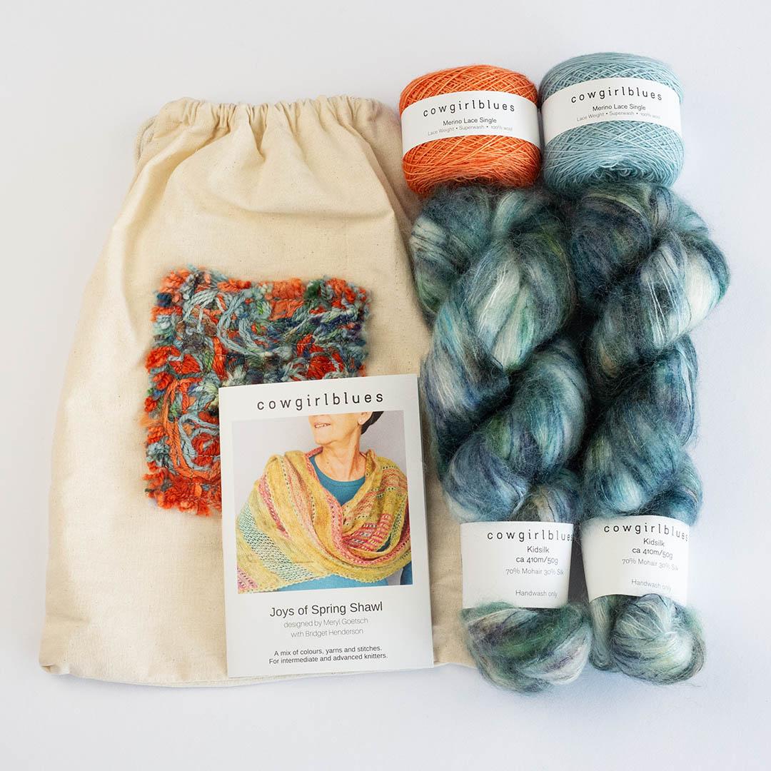 Kit Joys of Spring Shawl von Cowgirlblues in der Farbstellung 9 to 5 mit Anleitung und Projektbeutel