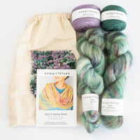 Kit Joys of Spring Shawl von Cowgirlblues in der Farbstellung Karma Chameleon mit Anleitung und Projektbeutel