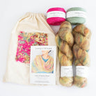 Kit Joys of Spring Shawl von Cowgirlblues in der Farbstellung True Colours mit Anleitung und Projektbeutel