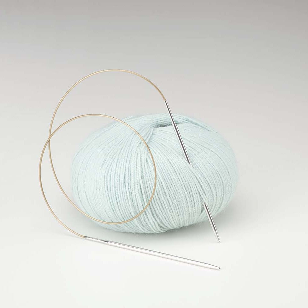 AddiClassic Rundstricknadel mit Messingspitze und Goldseil, weitere Ansicht mit Garn