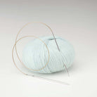 AddiClassic Rundstricknadel mit Messingspitze und Goldseil, weitere Ansicht mit Garn