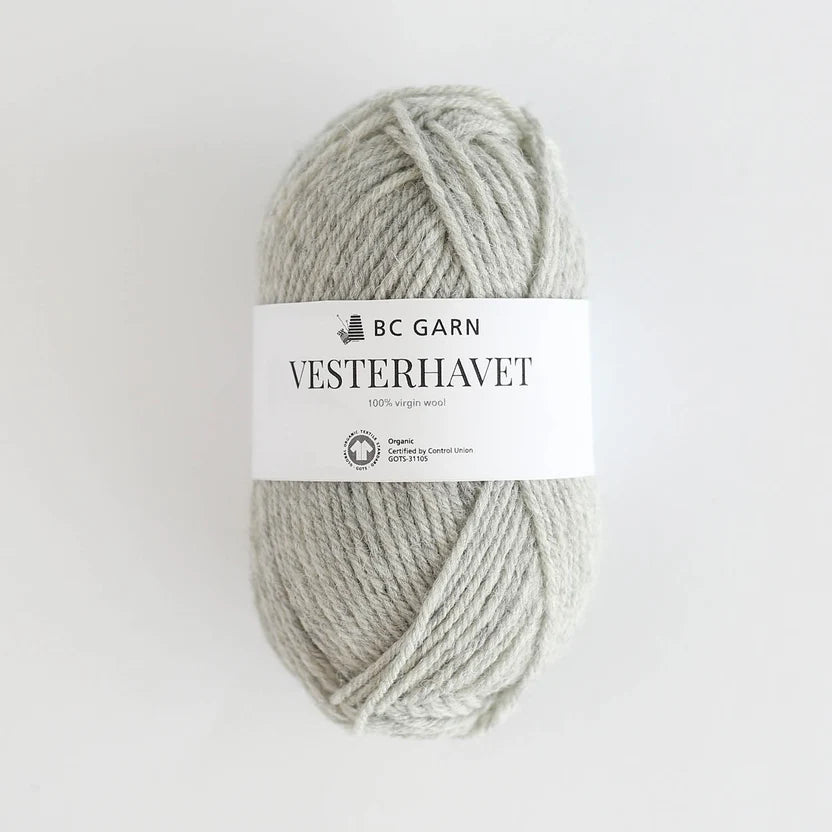 Vesterhavet, Garnstärke: DK, Maschenprobe: 18-22=10cm, 
Lauflänge: 90m/50g, Material: 100% Schurwolle