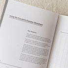 Aufgeschlagenes Cocoknits Sweater Worksheet Journal mit Erklärseite zum Arbeitsblatt und leerem Arbeitsblatt