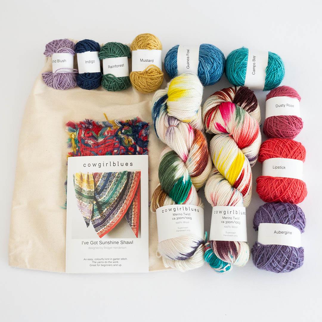 Kit I've Got Sunshine Shawl von Cowgirlblues mit Merino Twist in elf Farben, Anleitung und Projektbeutel