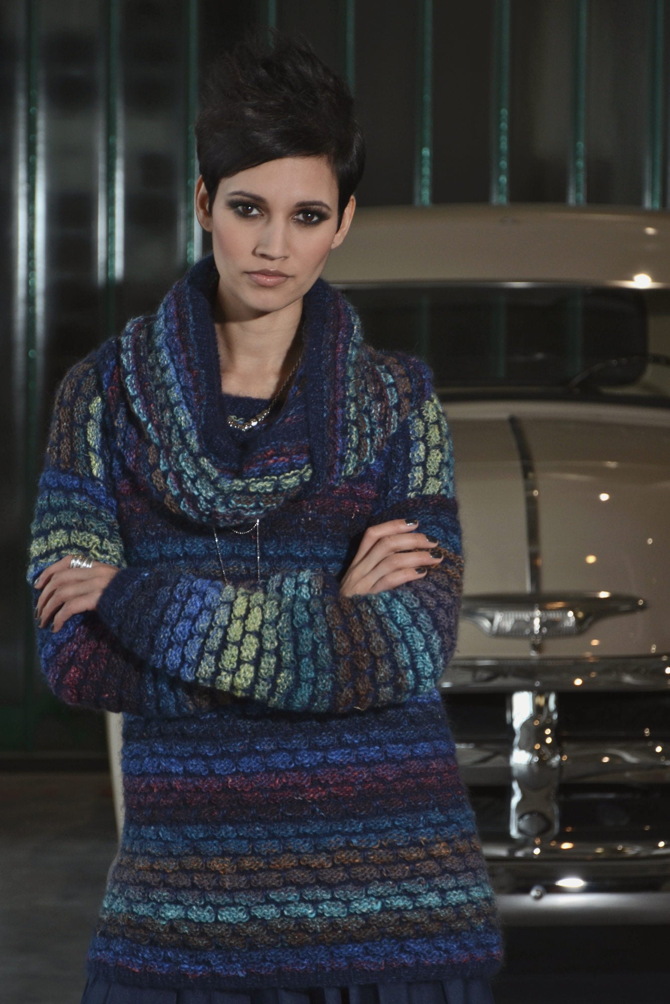 Pullover Avril aus buntem Verlaufsgarn im Wabenmuster, dazu der Loop Amber als Kragen.
