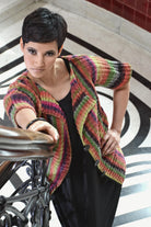 Quer gestrickte Rippenjacke Celine aus buntem Verlaufsgarn mit gefassten Kanten.