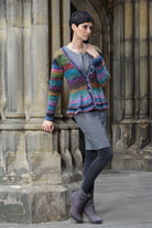 Jacke Charlize aus buntem Verlaufsgarn mit gestricktem Schößchen und sieben Knöpfen.