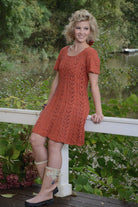 Langes Kleid Coral aus buntem Verlaufsgarn, in Runden gestrickt mit Lochmusterstreifen.