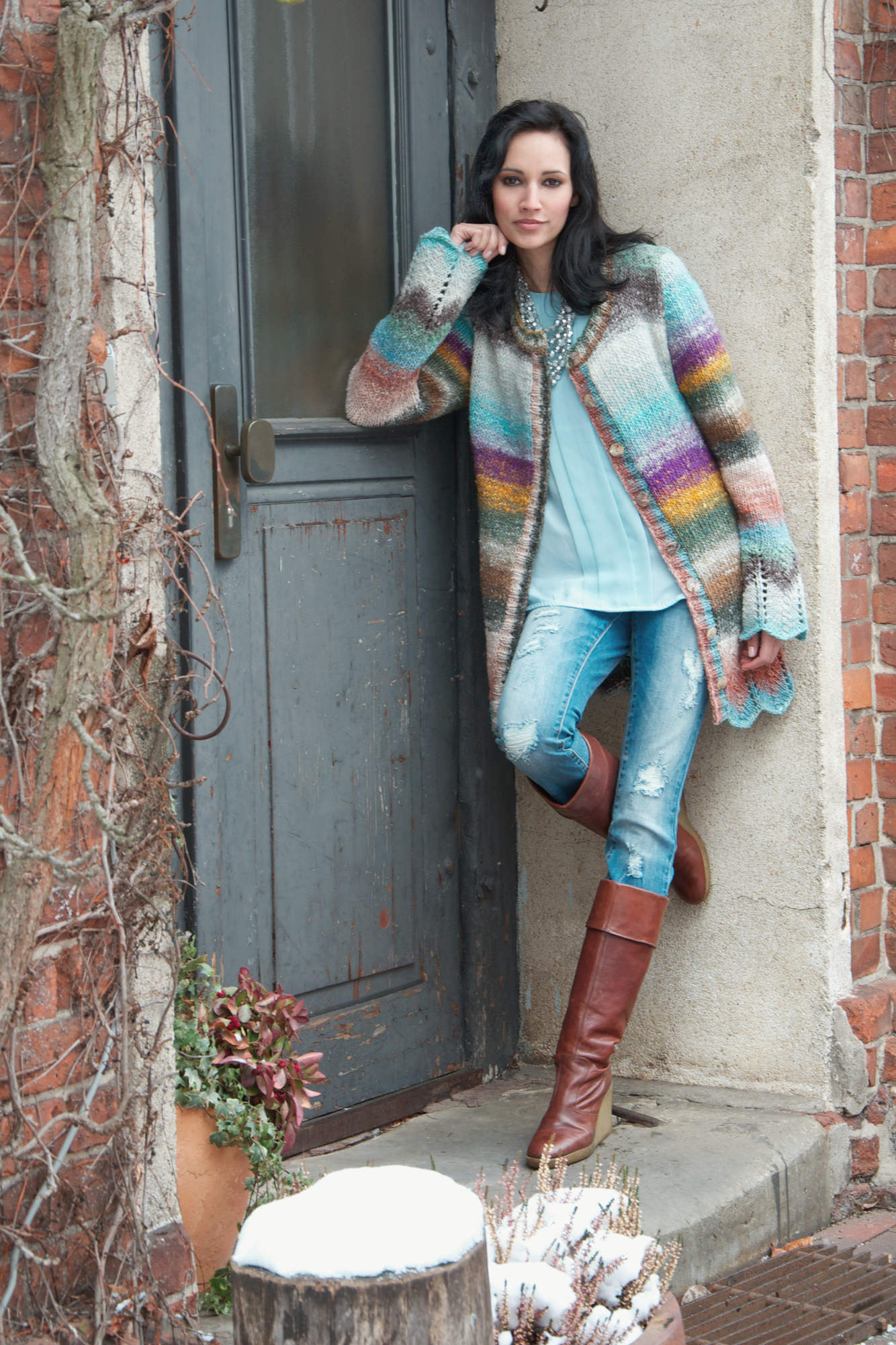 Langjacke Cream Crisp aus buntem Verlaufsgarn mit feiner Lochmuster-Borte.