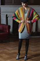 Oversize-Jacke Effie aus buntem Verlaufsgarn aus Halbpatent, Perlmuster, Rippe und Zopf.