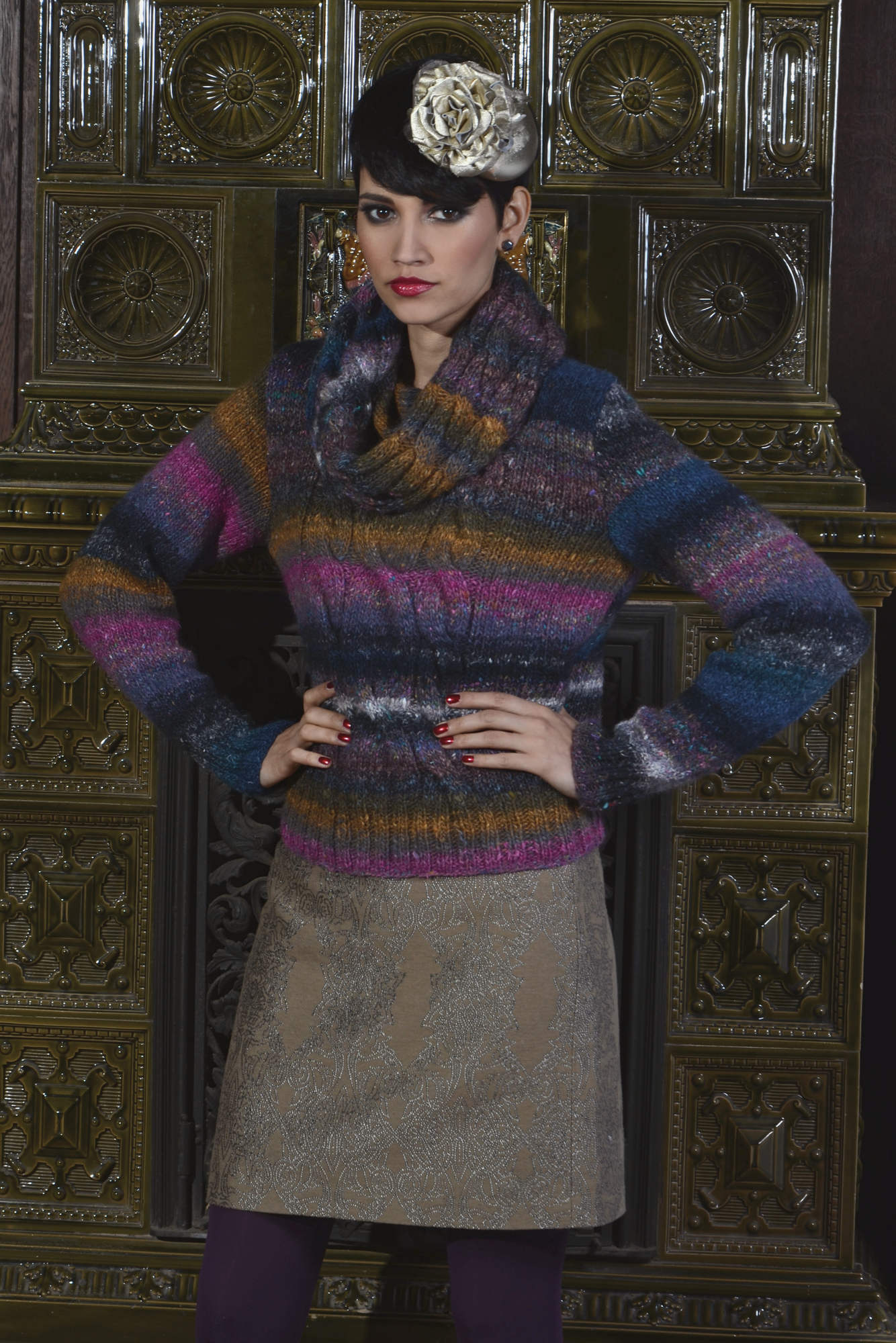 Rollkragenpullover Hazelle aus buntem Verlaufsgarn mit breitem Zopf in der Mitte.