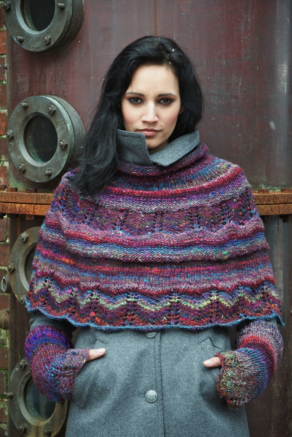 Poncho & Pulswärmer Iced Blackberry, Strickmodell in einer weiteren Ansicht