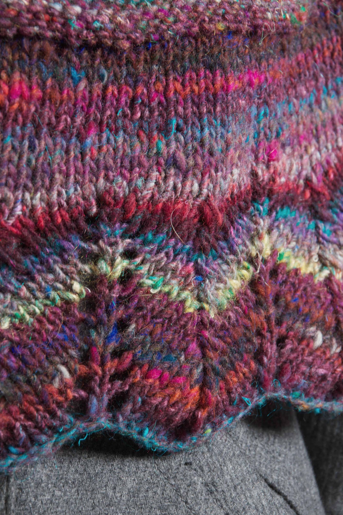 Poncho & Pulswärmer Iced Blackberry, Detail