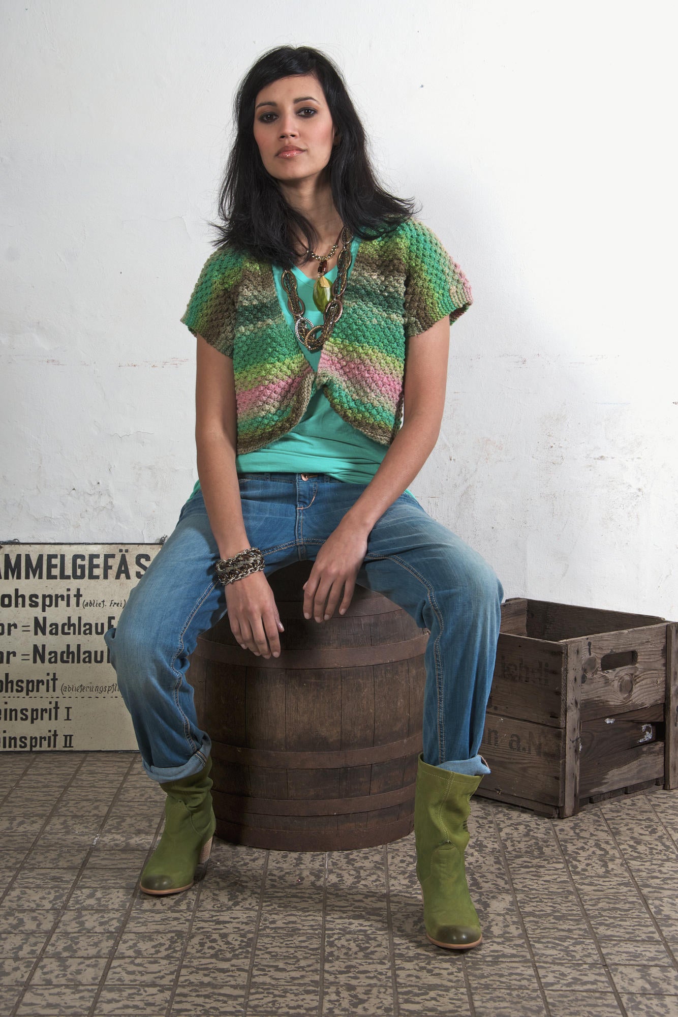 Wickelpullover Mint Leaves aus buntem Verlaufsgarn im Brombeermuster.