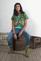 Wickelpullover Mint Leaves aus buntem Verlaufsgarn im Brombeermuster.