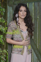 Sommerjacke Moriko aus buntem Verlaufsgarn mit gekreuzten langen Fallmaschen.