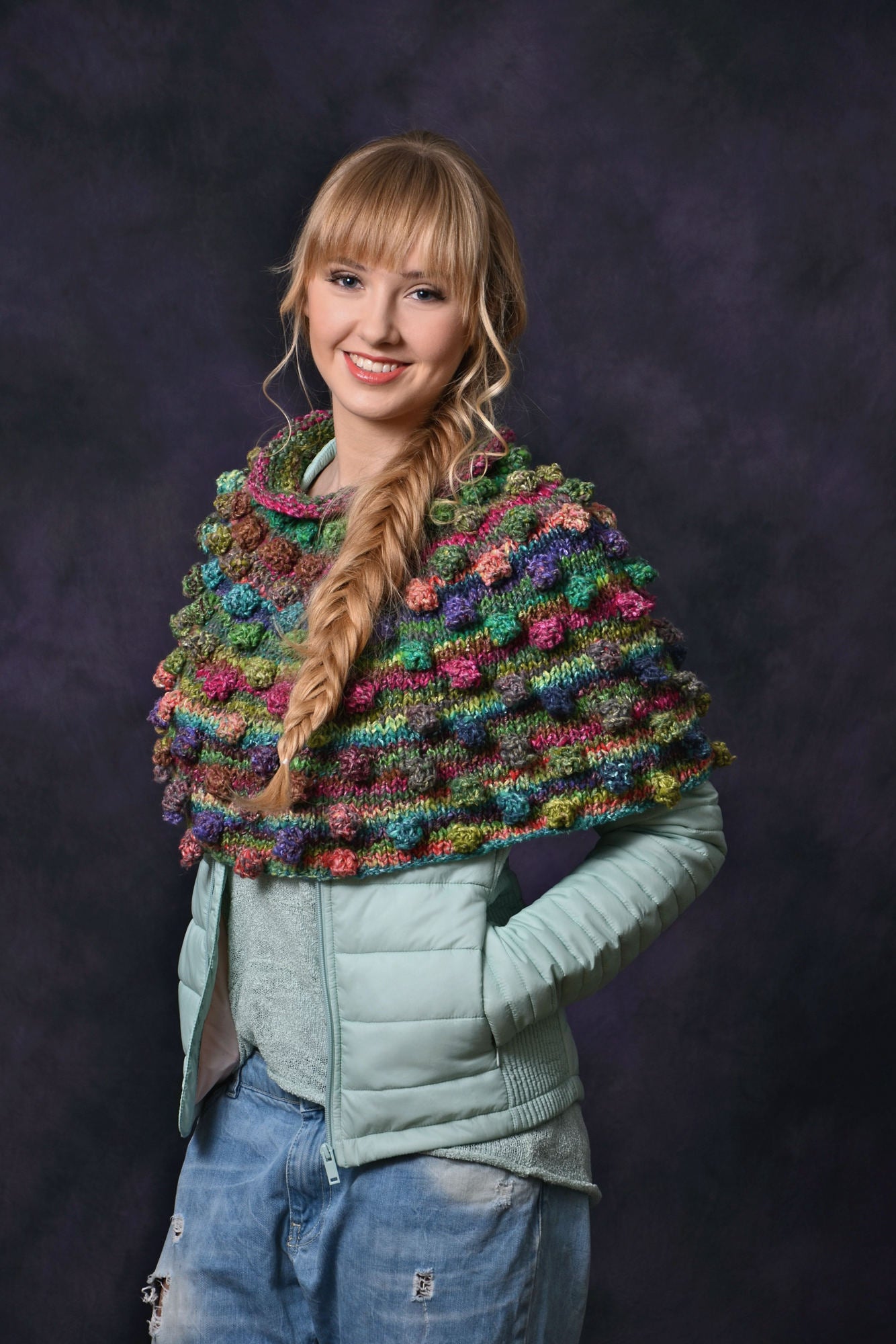Poncho Ginger aus buntem Verlaufsgarn, nahtlos in Runden gestrickt mit versetztem Noppenmuster.