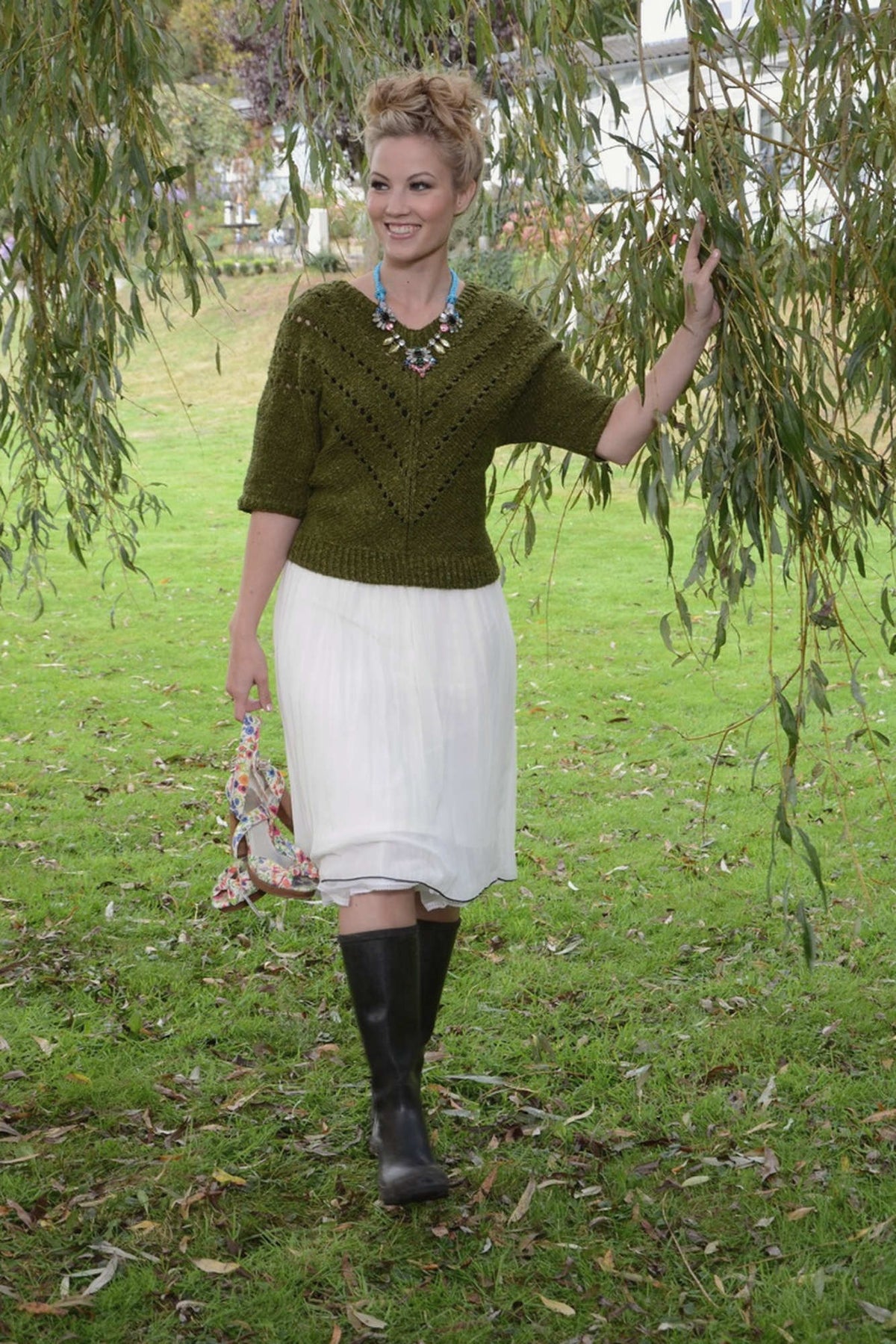 Pullover Peridot aus buntem Verlaufsgarn, diagonal aufgebaut mit Lochmuster an der Passe.