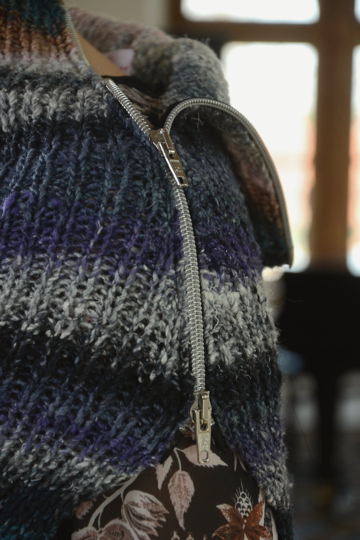 Poncho Sansa, Detail