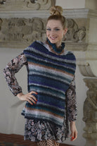 Asymmetrischer Poncho Sansa aus buntem Verlaufsgarn im Rippenmuster mit Zopf.