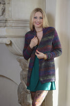 Lange Schalkragenjacke Shae aus buntem Verlaufsgarn, glatt rechts gestrickt.