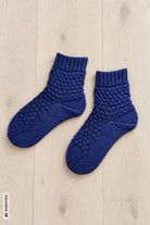 Socken Fruity Blaubeere, Strickanleitung, in Runden gestrickt, Strukturmuster mit tiefergestochenen Maschen, Garn: Kremke Edelweiss Classic 4-fach