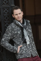 Jacke Isaac, Strickanleitung, Herrenjacke im Zopfmuster mit Reißverschluss und Einstecktaschen, Garn: Mirasol Api