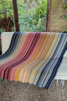 Jahresdecke, Strickanleitung, gestreifte Temperaturdecke kraus rechts über einem Sofa