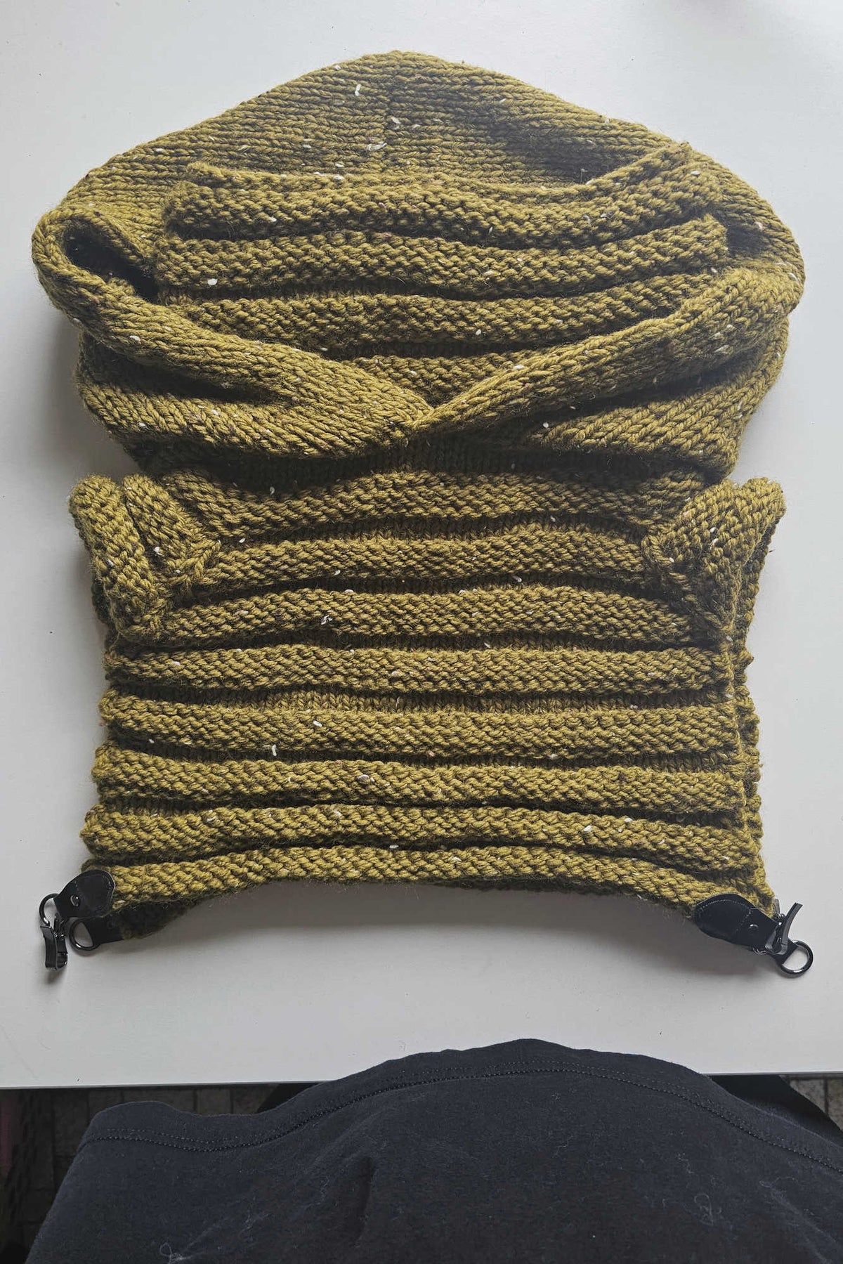 Kapuzen-Kragen Marked, Strickmodell in einer weiteren Ansicht